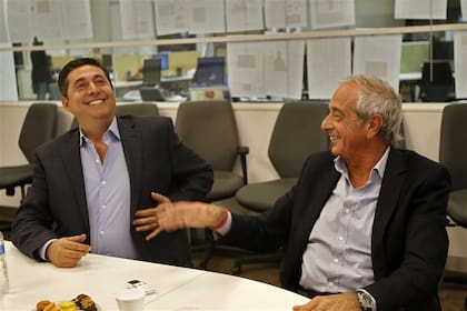 Momento de distensión: Daniel Angelici y Rodolfo D'Onofrio en la sala principal de reuniones, en la Redacción de LA NACION, cuando todavía las diferencias entre ellos no eran tales