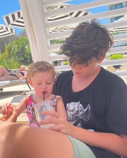 Momento de hermanos entre Ana y Bautista (Foto: Instagram @anagarciamoritan)