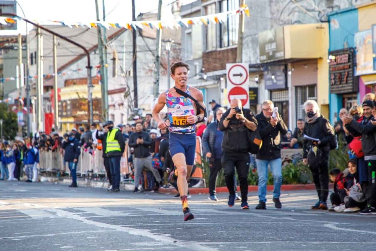 Momento de la llegada de Edgard Chávez, con el brazo izquierdo inmovilizado, ganador de la Prueba Atlética Día del Vidriero