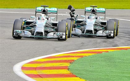 Spa-Francorchamps 2014: el spoiler de Rosberg golpea la rueda trasera del auto de Hamilton y ambos pilotos de Mercedes se retrasan; es el comienzo de una escalada que dos años después tendrá a los compañeros como máximos rivales entre sí.