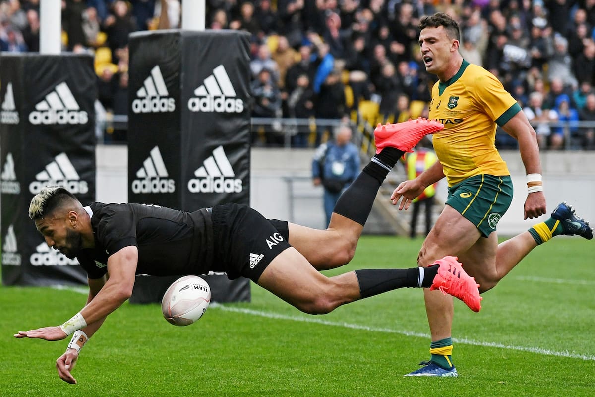 Momento decisivo del partido: Rieko Ioane pierde el control de la pelota cuando ingresa en el ingoal; la jugada pudo definir el partido en favor de los All Blacks, que empataron con Australia por la Bledisloe Cup