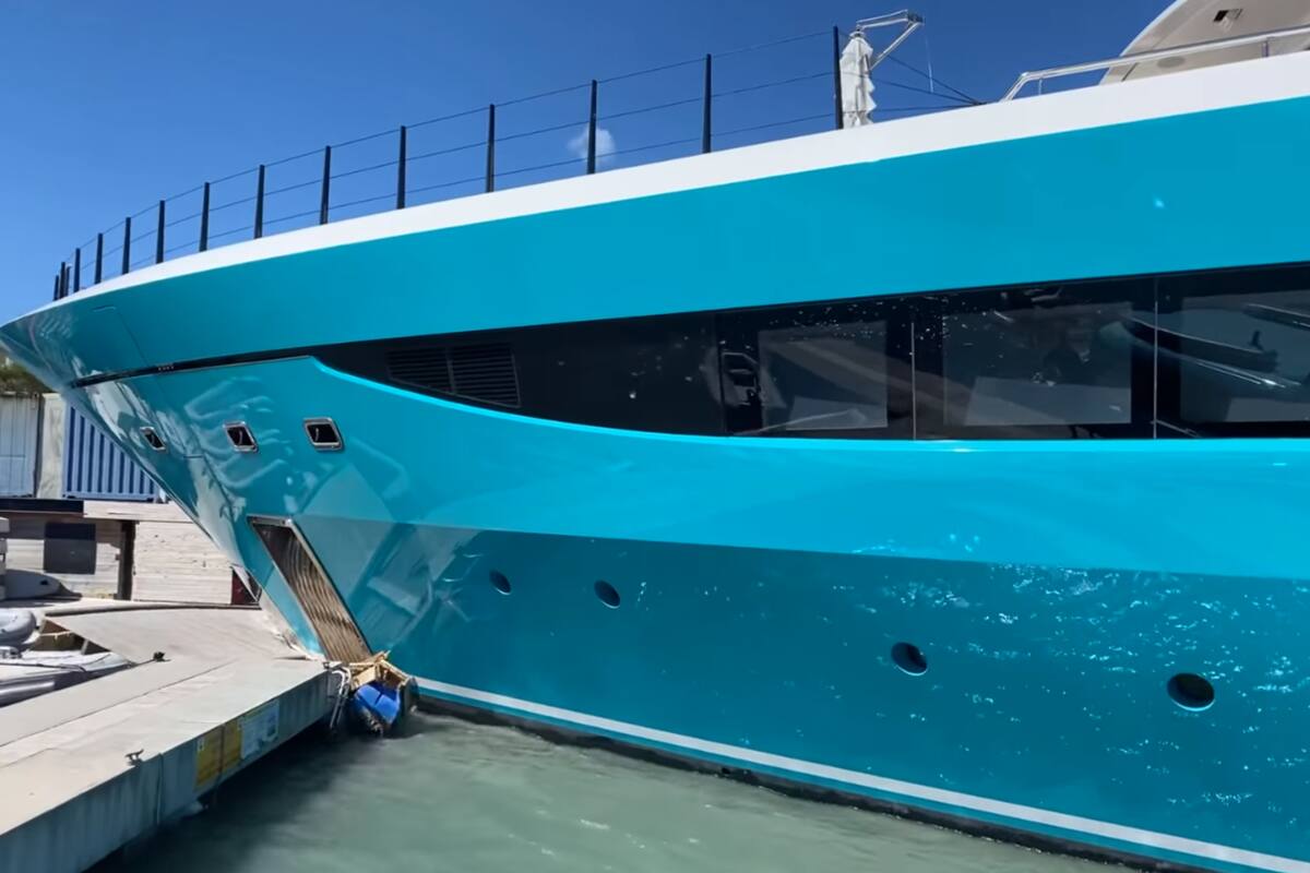 Momento del impacto del "superyate" GO contra el muelle del Sint Maarten Yacht Club (YouTube)