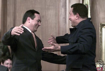 Momento del regreso de Hugo Chávez tras el golpe de Estado de 2002 y su encuentro con Diosdado Cabello.