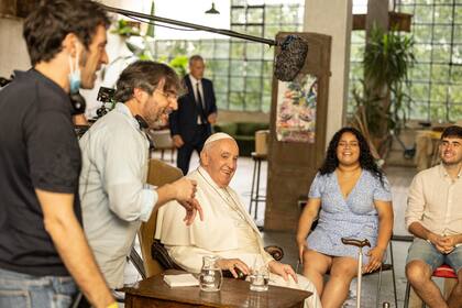 Momento distendido en un parate en las grabaciones del documental Amén: Francisco responde