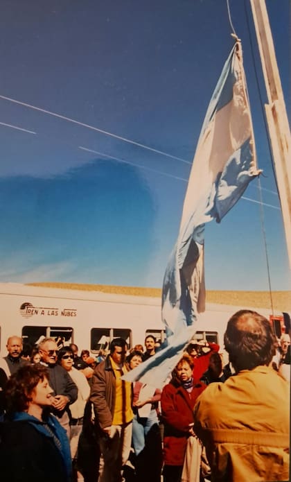 Momento emotivo en 2003: izamiento de la bandera en la estación San Antonio de los Cobres