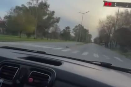 Momento en el que el auto, a toda velocidad, cruzó la calle con el semáforo en rojo