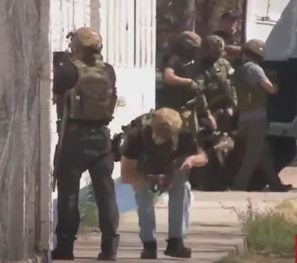 Momento en el que el operativo policial bordea la escuela