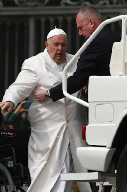 Momento en el que el Papa Francisco es trasladado a un hospital en Roma
Foto: Vincenzo PINTO / AFP