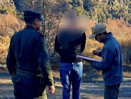 Momento en el que la Gendarmería labró el acta de infracción a uno de los turistas