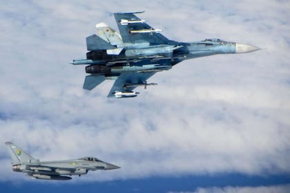 Momento en el que un avión Eurofighter Typhoon de la Fuerza Aérea Real del Reino Unido intercepta a un caza ruso
