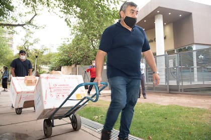 Momento en que arriban las vacunas Sputnik V a Mendoza