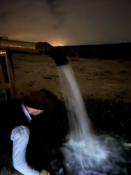 Momento en que comienza a salir agua del pozo en Valle Azul