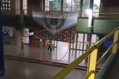 Momento en que el adolescente ingresa a la escuela en San Cristóbal e inicia el tiroteo