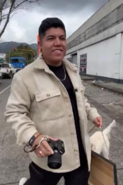 Momento en que el fotógrafo va a encontrarse con la vendedora ambulante
Foto: Instagram: @sebasmorenooo