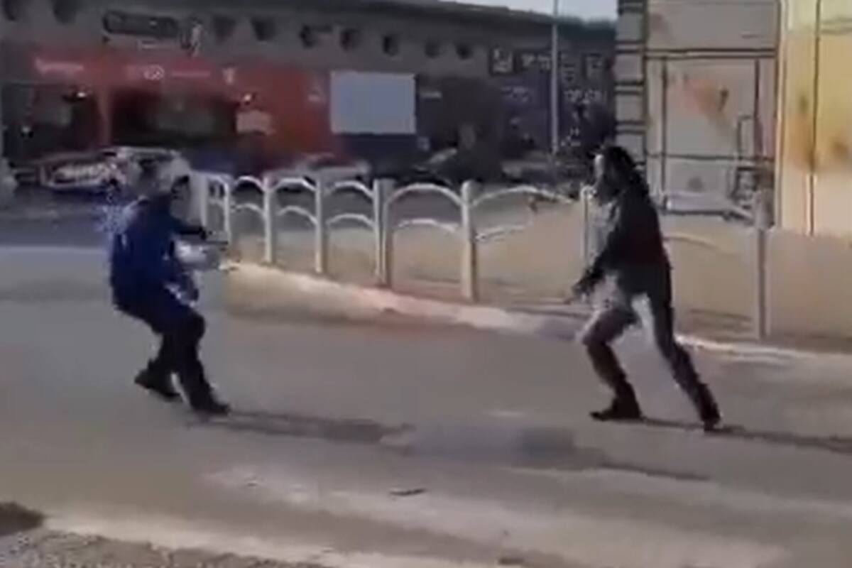 Momento en que el terrorista (derecha) es abatido en Beersheva. Twitter Agencia Judía de Noticias (AJN)