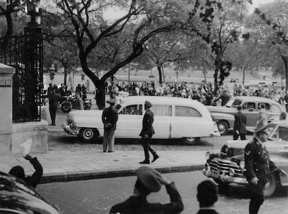Momento en que la ambulancia de la fundación Eva Perón traslada a Evita para seguir con la asistencia de su proceso posoperatorio. Noviembre de 1951.