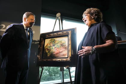 Momento en que la obra de Renoir "Dos mujeres en un jardín", robada por los nazis en París, es devuelta a su legítima heredera en Nueva York