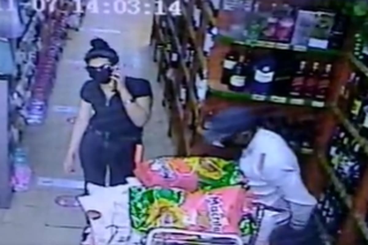 Momento en que los asesinos del kiosquero de Ramos Mejía entran a un supermercado para cambiarse de ropa