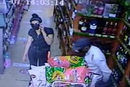 Momento en que los asesinos del kiosquero de Ramos Mejía entran a un supermercado para cambiarse de ropa