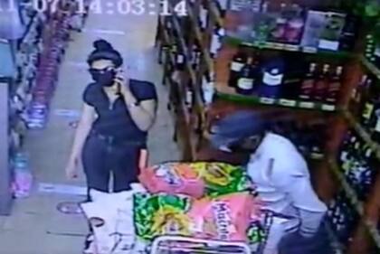 Momento en que los asesinos del kiosquero de Ramos Mejía entran a un supermercado para cambiarse de ropa
