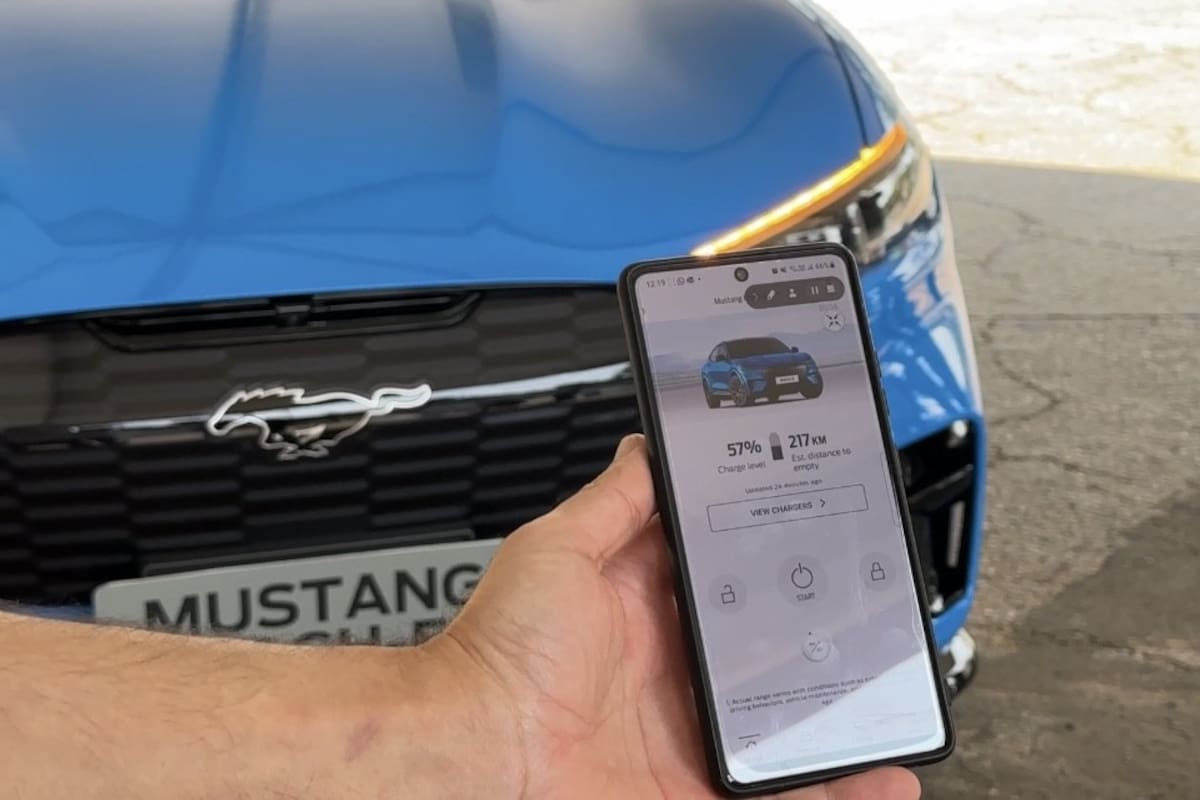Momento exacto en el que con FordPass se enciende un Mustang Mach-E