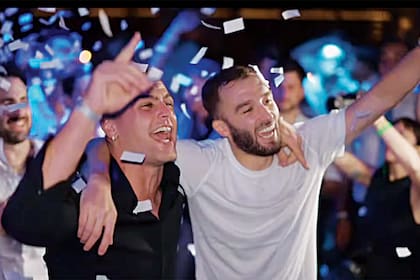 Momento festivo entre Germán y Leandro González Pírez, defensor de River