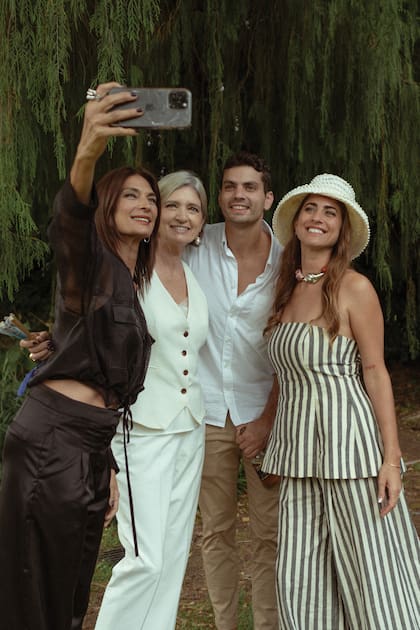 ¡Momento selfie con los novios!
