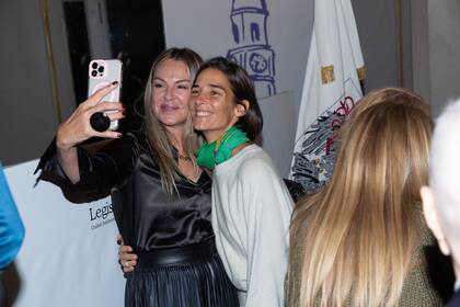 Momento selfie para Fernanda Villaverde y Juana Viale.