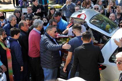 Momentos de dolor en el último adiós a Carlitos Balá