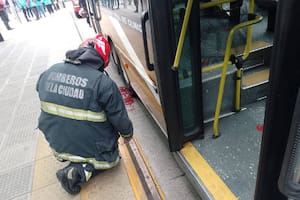 Momentos después de que la mujer fue rescatada por Bomberos de la Ciudad