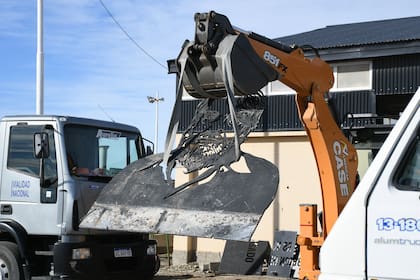 Momentos en que Vialidad Provincial traslada el monumento de Bayer al Centro Cultural Santa Cruz, Río Gallegos.
