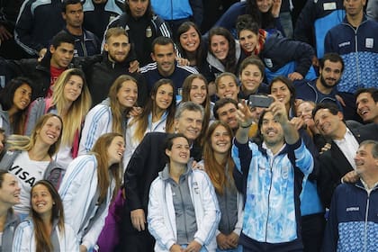 Momentos muy especiales para Luifa Scola: la selfie con otros atletas y el presidente Macri, y tras recibir la bandera que portará en Río