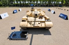 Un tanque de guerra aplastó la batería de una conocida marca china para ponerla a prueba