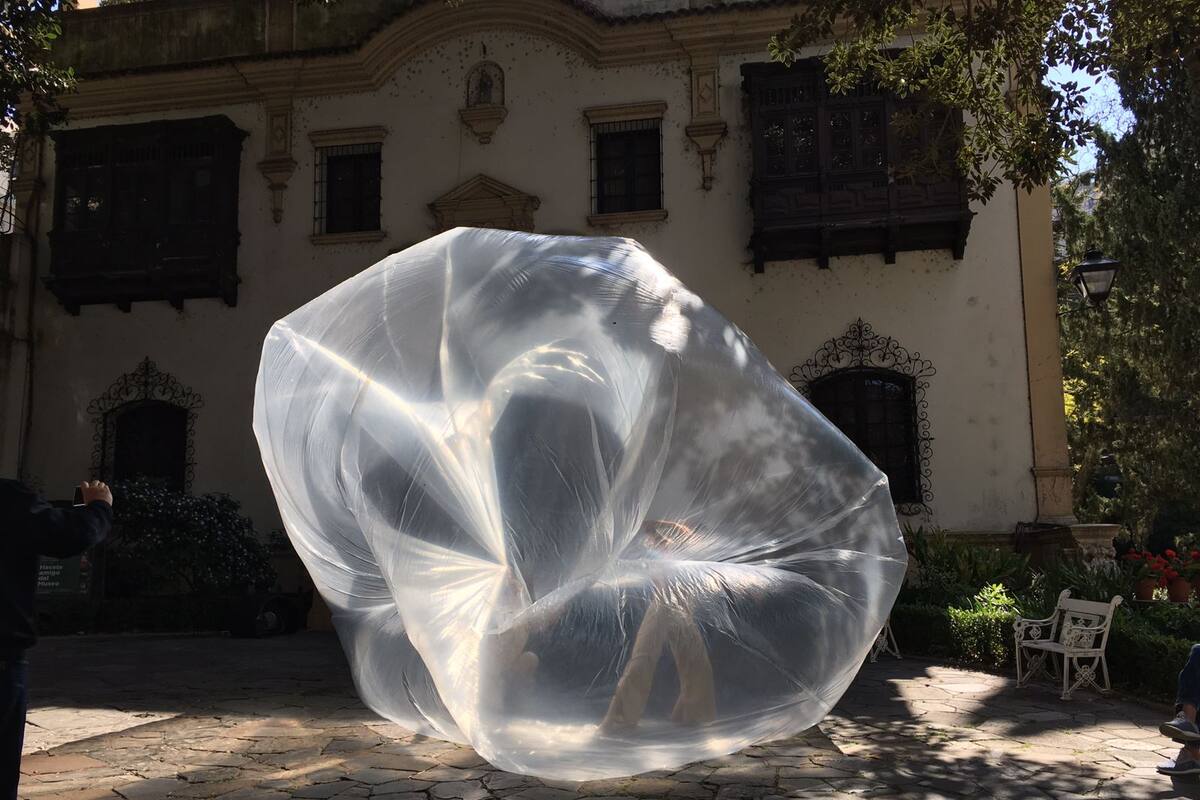 "Momentum", site specific de Camila Almeida, en el Palacio Noel que habita el Museo Fernández Blanco