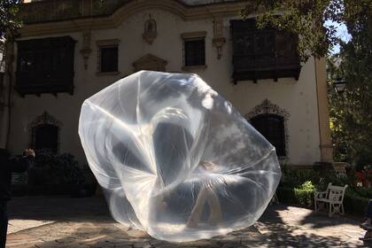 "Momentum", site specific de Camila Almeida, en el Palacio Noel que habita el Museo Fernández Blanco