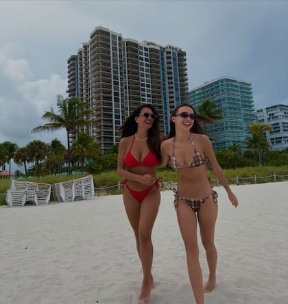 Momi Giardina y Juli Castro en Miami durante la cobertura del Mundial de fútbol