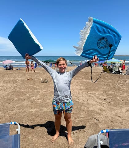 Momo hizo surf, uno de sus deportes favoritos, pero se le rompió la tabla (Foto: Instagram @jmena)
