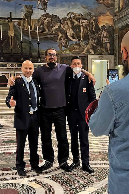 Momoa en la Capilla Sixtina con dos guardias que posaron con él para una de las fotos que subió a Instagram.