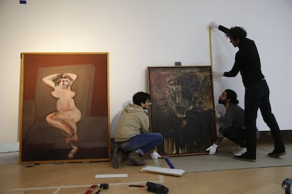 Desnudo (1960), de Francis Bacon, convive con Imagen agónica de Dorrego (1961), de Luis Felipe Noé. Dos variantes contemporáneas de la Nueva Figuración