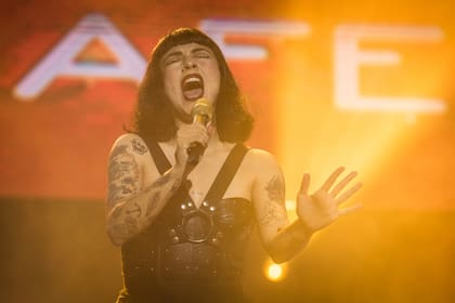 En su debut en Cosquín Rock y el regreso a nuestro país tras su aparición en los Grammys 2019, Mon Laferte puso a prueba su perfil festivalero, con un show menos melodramático y más extrovertido y bailable que de costumbre.