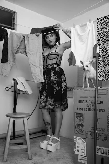 Mon Laferte en su casa, en plena cuarentena