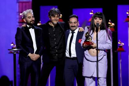 Mon Laferte junto a su equipo, recibiendo el Grammy a la mejor cantautora