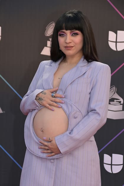 Mon Laferte lució su embarazo con un original traje que dejaba su pancita a la vista