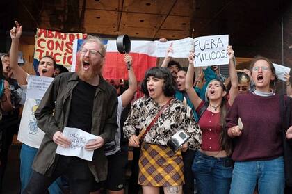 Mon Laferte manifestandose en la embajada chilena en Mexico