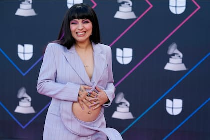 Mon Laferte sostiene su vientre de embarazada al llegar a la 22ª entrega del Latin Grammy en el MGM Grand Garden Arena en Las Vegas.
