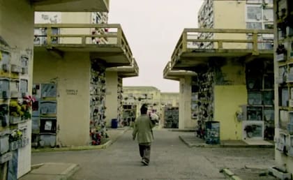 Mon Laferte visita la tumba de su abuela, quien la inspiró a cantar