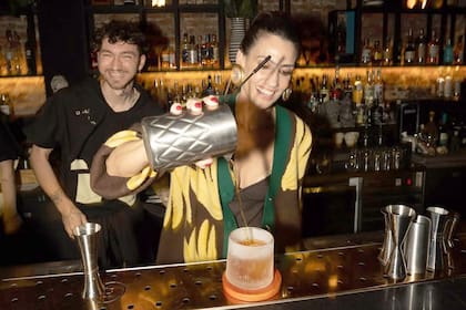 Mona Gallosi despliega su conocimiento detrás de la barra