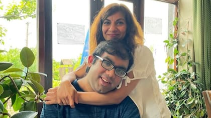 Mona Shah con su hijo Ash, "la inspiración" detrás del negocio