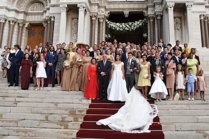La boda civil se celebró el 26 de julio, a las 17hs, en el Ayuntamiento de Mónaco, donde se casaron los padres de Louis; y la religiosa, a las 14.30 del día siguiente, con 200 invitados. En el posado, los novios con sus familias y amigos más cercanos en la escalinata de la catedral de Mónaco