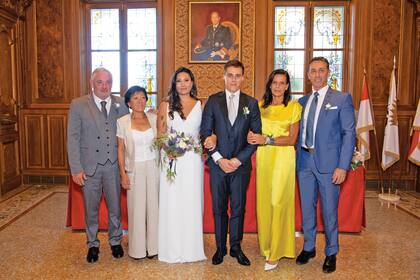 Tras la boda civil en el Ayuntamiento Louis Ducruet y Marie Chevallier posaron con sus familias. Al lado de la novia aparecen su madre y su padrastro y junto al novio, sus padres, Estefanía y Daniel Ducruet